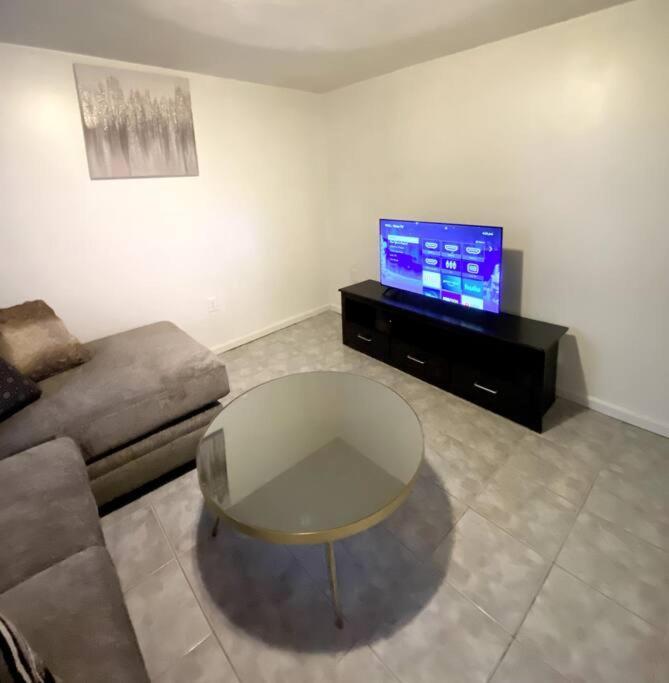 Glorious Near Downtown With Washer/dryer Apartment Gloucester